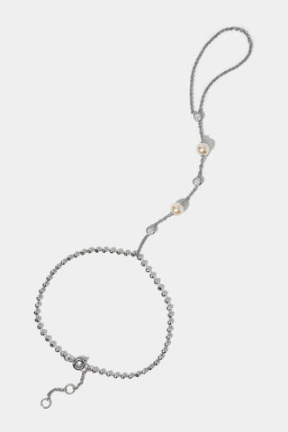 ESME PEARL HAND CHAIN BRACELET IN RHODIUM PLATING