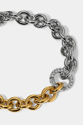 CLOSE UP OF THE PAVE CIRLCE ON THE GEMINI PAVE CIRCLE CHAIN BRACELET