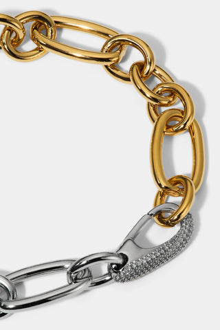CLOSE UP OF THE CLASP ON THE GEMINI LARGE LINK LINE BRACELET