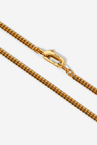 CLOSE UP DETAIL OF 22" 18KT GOLD CUBAN 2.75MM NECKLACE INCLUDING THE NECKLACE CLASP WHICH IS STAMPED WITH "NADRI".