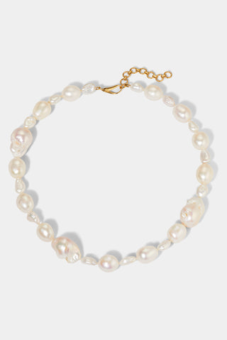 LONDON BAROQUE FRESHWATER PEARL COLLAR NECKLACE IN GOLD PLATING. 