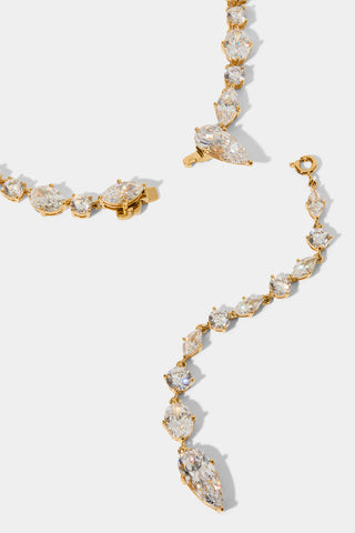 CLOSE UP OF THE RIVIERA CONVERTIBLE Y NECKLACE IN GOLD PLATING, HIGHLIGHTING THE REMOVABLE Y-DROP ATTACHMENT 