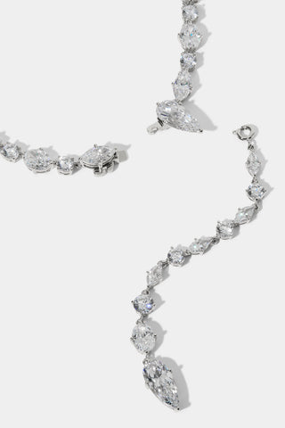 CLOSE UP OF THE RIVIERA CONVERTIBLE Y NECKLACE IN RHODIUM PLATING, HIGHLIGHTING THE REMOVABLE Y-DROP ATTACHMENT 