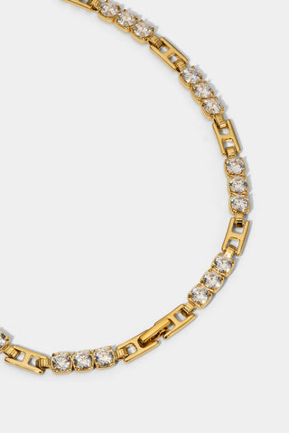CLOSE UP OF THE LINKS ON THE DELANCEY ALL AROUND COLLAR NECKLACE IN GOLD PLATING