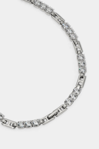 CLOSE UP OF THE LINKS ON THE DELANCEY ALL AROUND COLLAR NECKLACE IN RHODIUM PLATING