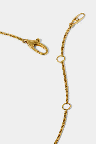 CLOSE UP OF THE CLASP ON THE LUCIA LINEAR PENDANT NECKLACE, SHOWING A GOLD CHAIN WITH EXTENSION LINKS