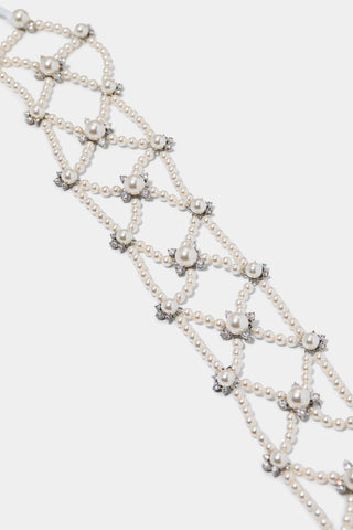 CLOSE UP OF NADRI’S PR LATTICE HAIR GARLAND