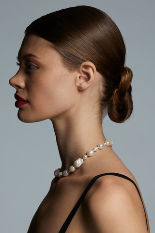 SIDE PROFILE IMAGE OF MODEL WEARING LONDON BAROQUE FRESHWATER PEARL COLLAR NECKLACE.