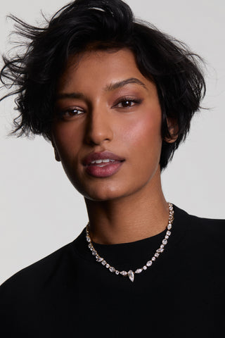 A MODEL LOOKING AT THE CAMERA WEARING THE RIVIERA CONVERTIBLE Y NECKLACE WITHOUT THE Y-DROP ATTACHMENT, STYLED WITH A BLACK TOP