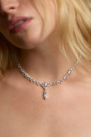 CLOSE UP OF A MODEL'S NECK AS SHE WEARS THE CANNES LAUREL COLLAR NECKLACE