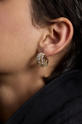 CLOSE UP OF A MODEL’S EAR AS SHE WEARS THE TWINNIE SMALL MULTI HOOP EARRINGS