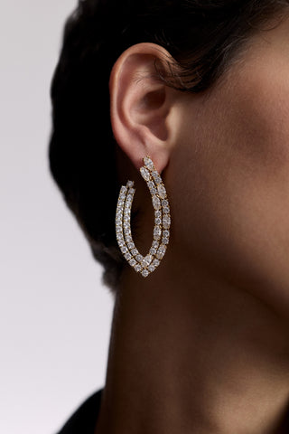 CLOSE UP OF A MODEL’S EAR WEARING THE TWINNIE FRONTBACK PATTERN HOOP EARRINGS