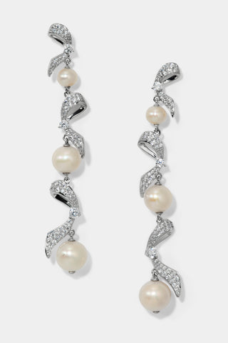 EROS RIBBON PEARL LINEAR EARRINGS IN RHODIUM PLATING