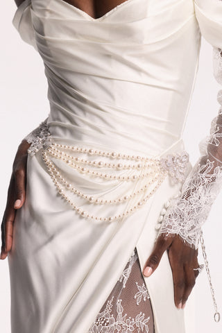 CLOSE UP OF A MODEL’S WAIST WEARING A WHITE WEDDING GOWN AND THE PEARL SWAG BROOCH BELT