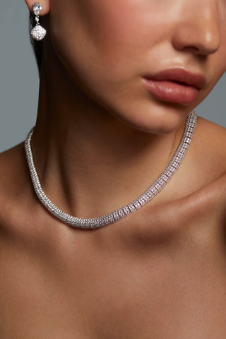 CLOSE UP IMAGE OF MODEL WEARING CRUSHED PAVE DOME COLLAR NECKLACE. 