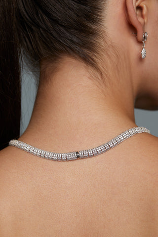 BACK VIEW OF MODEL WEARING CRUSHED PAVE DOME COLLAR NECKLACE. IT IS A CLOSE UP IMAGE SHOWING A DETAIL VIEW OF THE NECKLACE CLASP. 