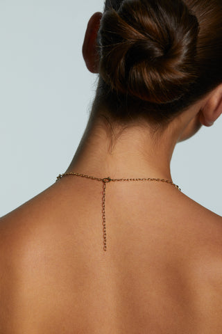 BACK VIEW OF MODEL WEARING IT GIRL CHAIN DROP NECKLACE SHOWING DETAIL OF CLASP/CLOSURE.