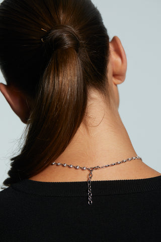 BACK VIEW OF MODEL'S NECK TO SHOW DETAIL OF IT GIRL CHAIN COLLAR NECKLACE'S CLOSURE