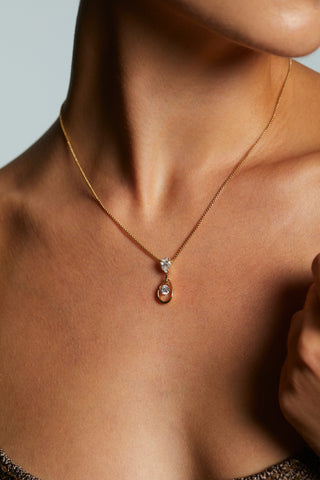 CLOSE UP OF MODEL'S NECKLINE WEARING IT GIRL PEAR DROP PENDANT NECKLACE