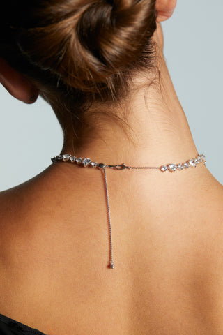 BACK VIEW OF MODEL WEARING LE BISOU HEART COLLAR NECKLACE SHOWING A DETAIL SHOT OF THE NECKLACE CLASP WITH ADJUSTABLE BOLO CLOSURE.