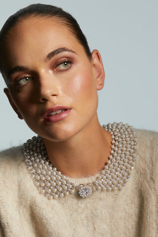 RBG PEARL XL WIDE COLLAR NECKLACE ON MODEL WEARING A SWEATER.  THE CLASP IS STYLED AT THE FRONT OF THE NECKLACE.